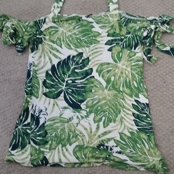 Green top - Picture 2 of 11